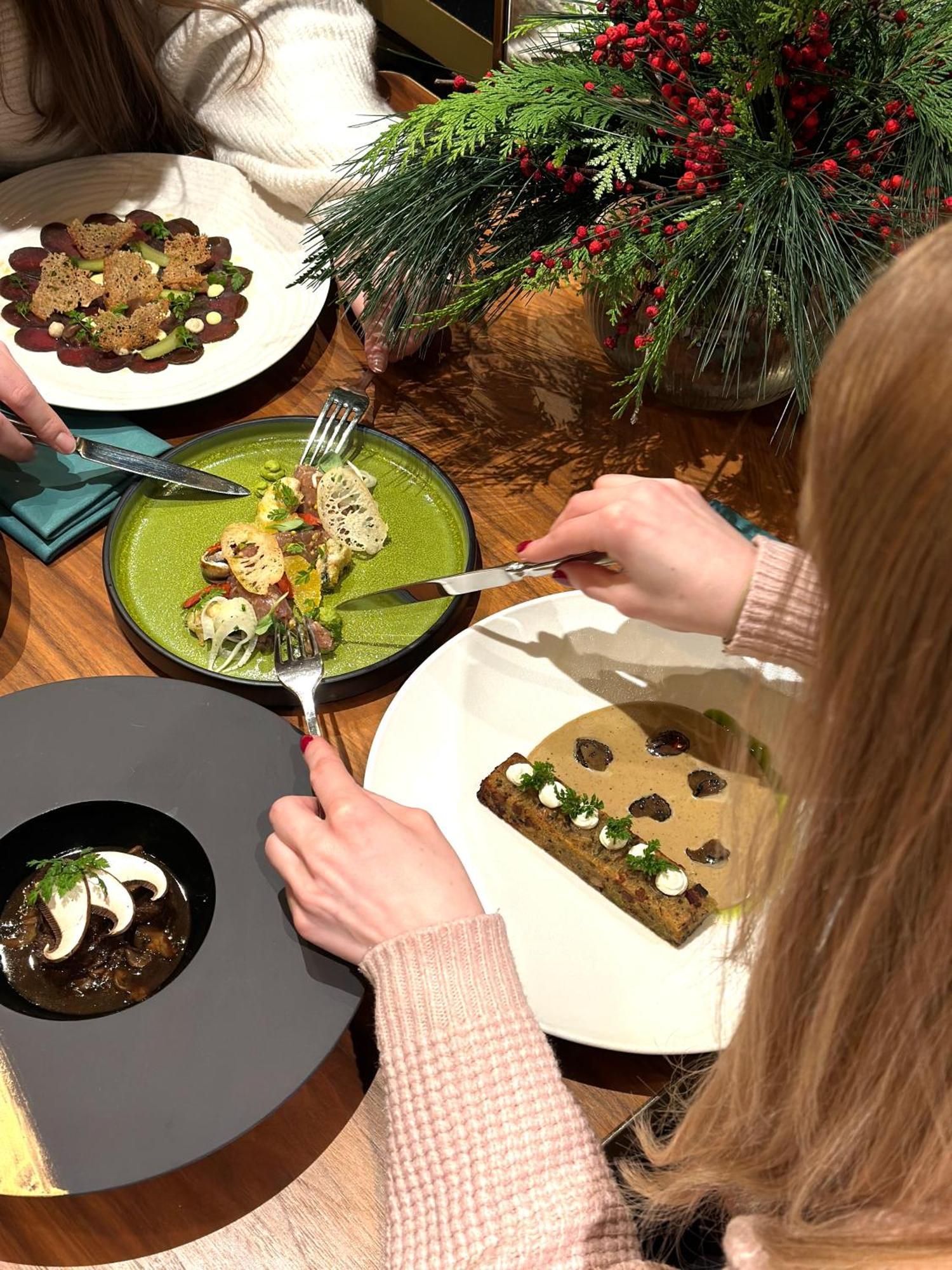 Royal Tulip Warsaw Centre 아파트 호텔 외부 사진 A woman using a knife and fork to eat a meal